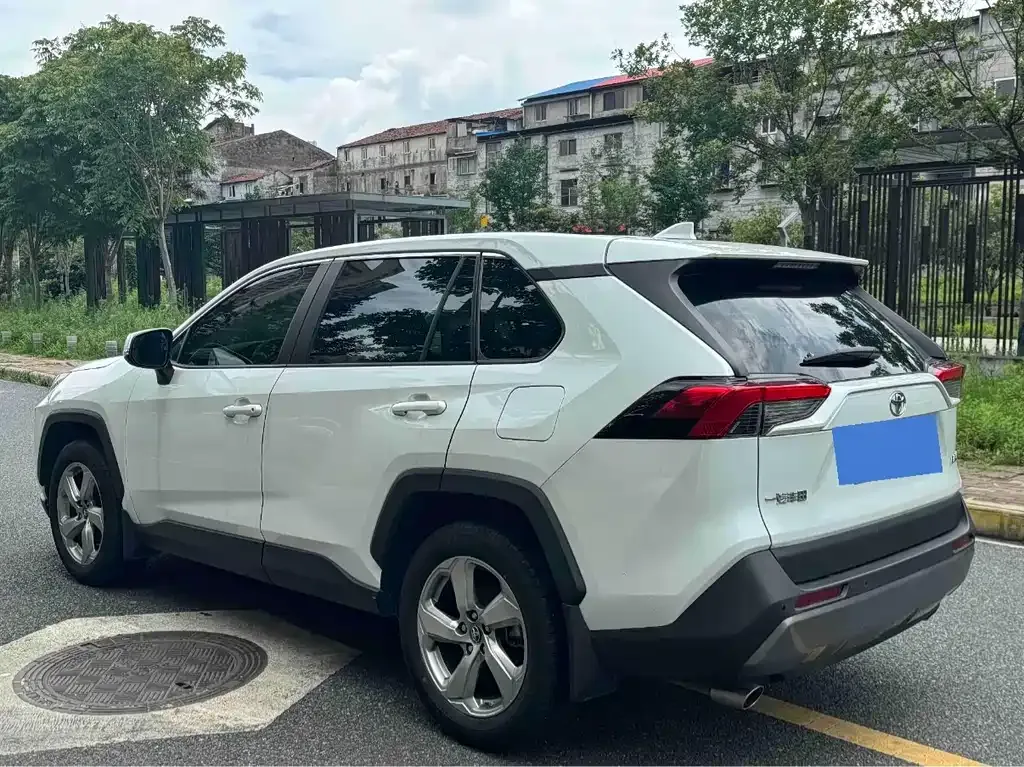 Toyota RAV4 — фото 3