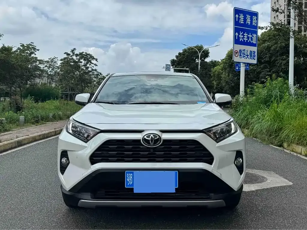 Toyota RAV4 — фото 5