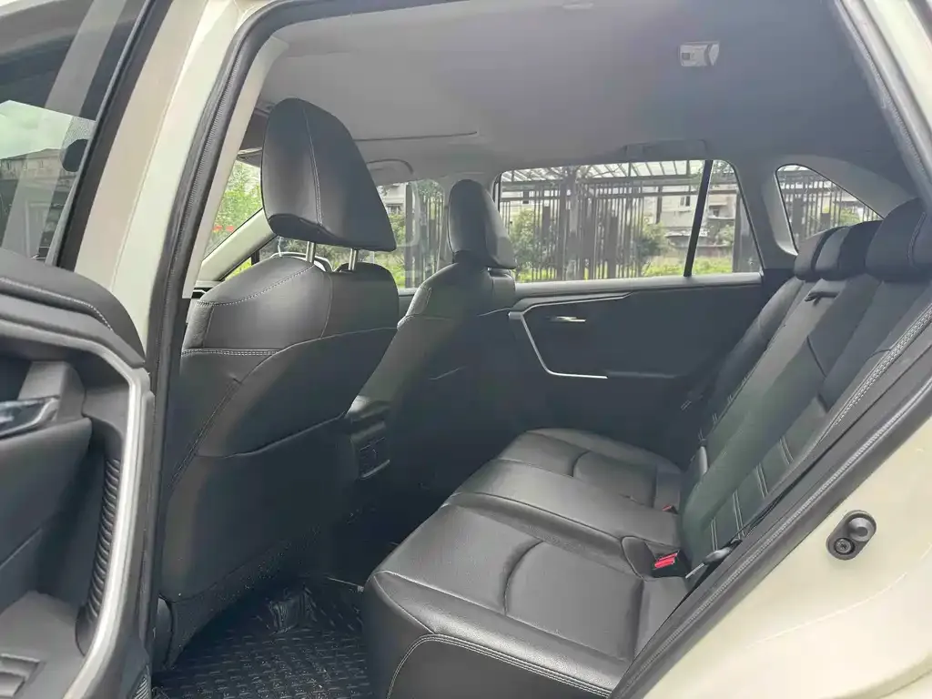 Toyota RAV4 — фото 2