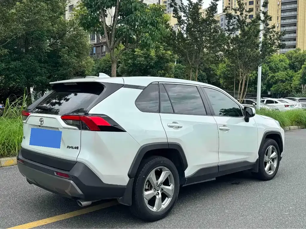Toyota RAV4 — фото 7