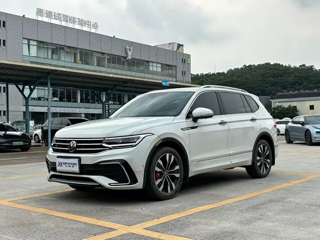 Volkswagen Tiguan L — фото 1