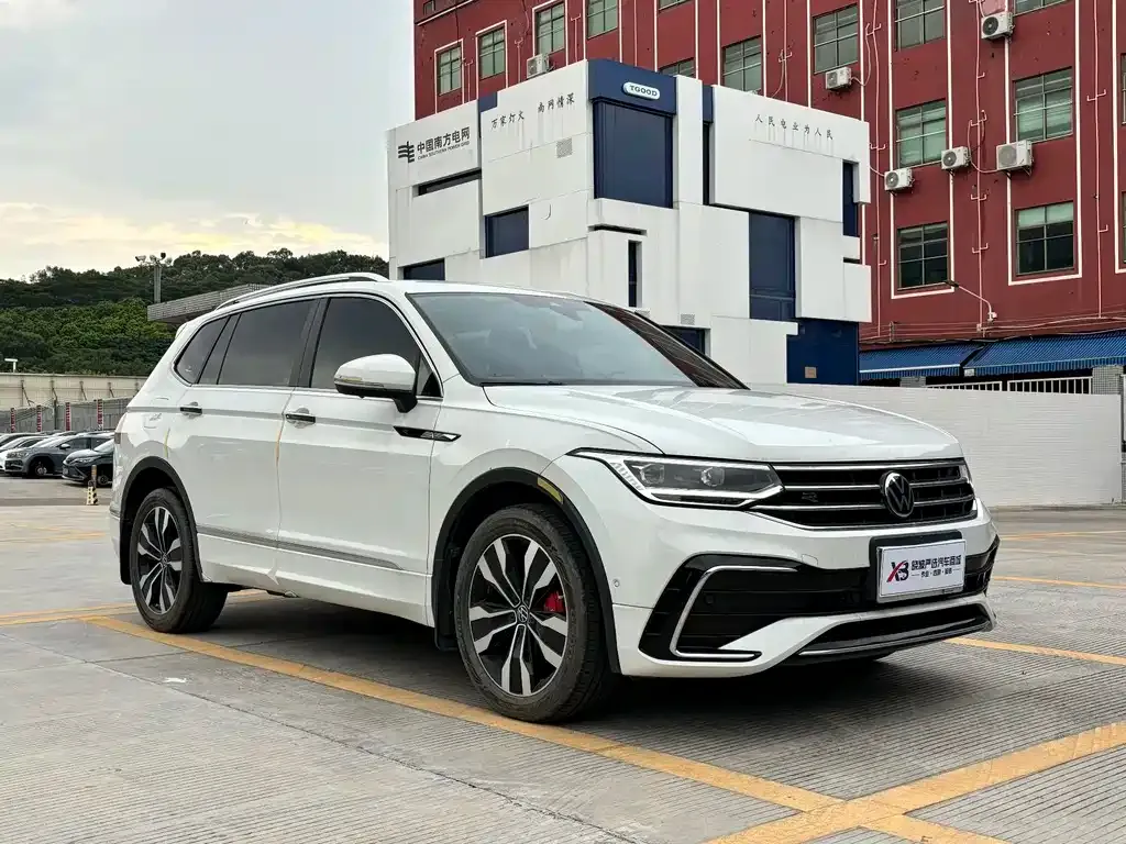 Volkswagen Tiguan L — фото 2