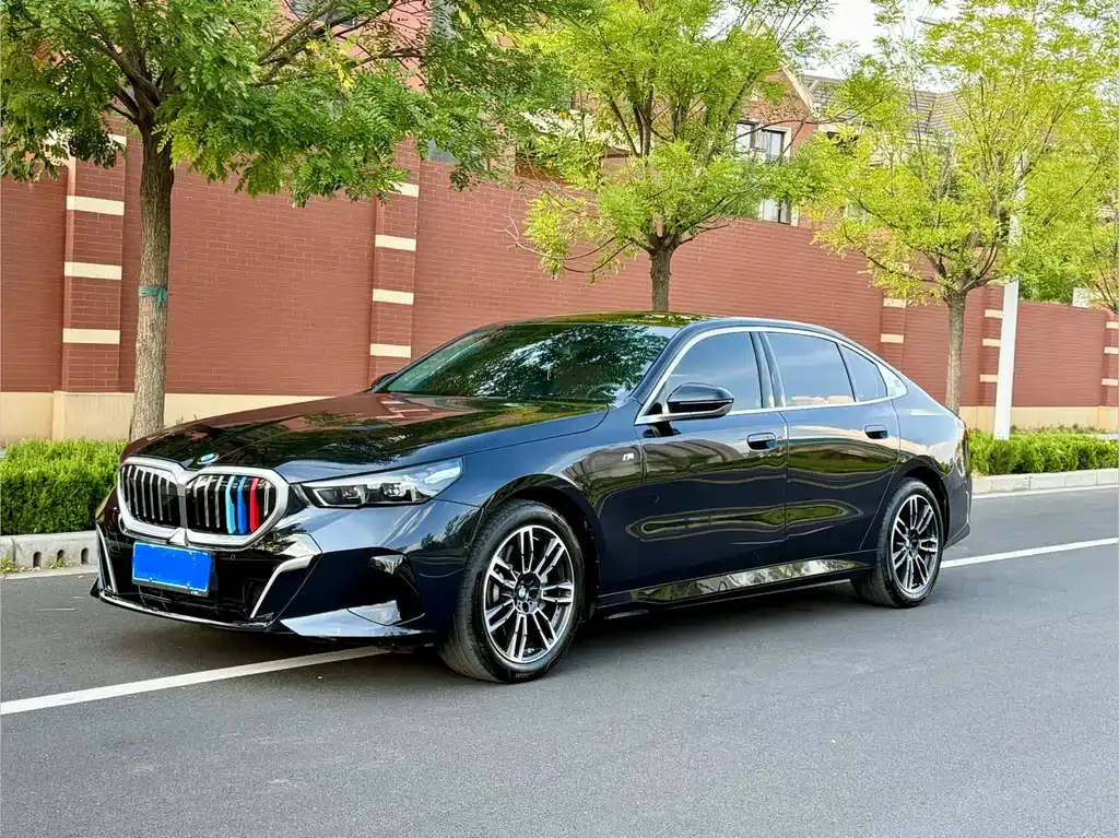 BMW 5 Series — фото 1