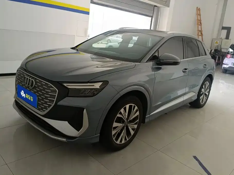 Audi Q4 e-tron — фото 1