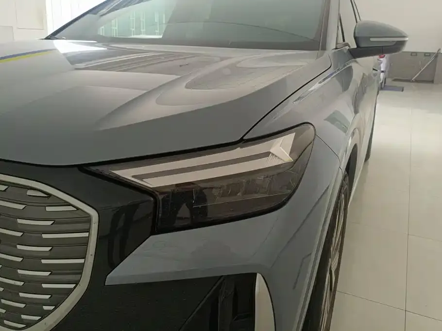 Audi Q4 e-tron — фото 2