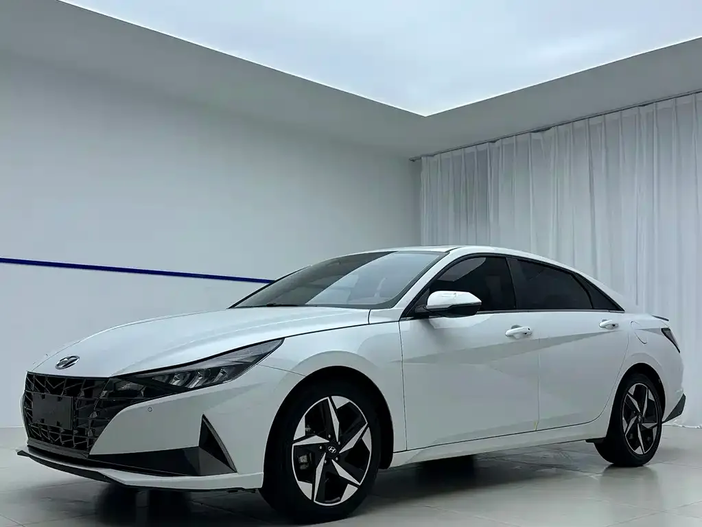 Hyundai Elantra — фото 1