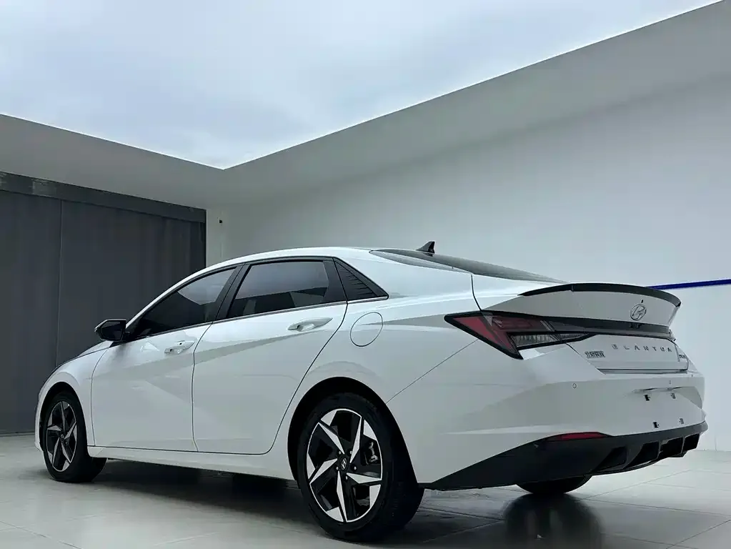 Hyundai Elantra — фото 5