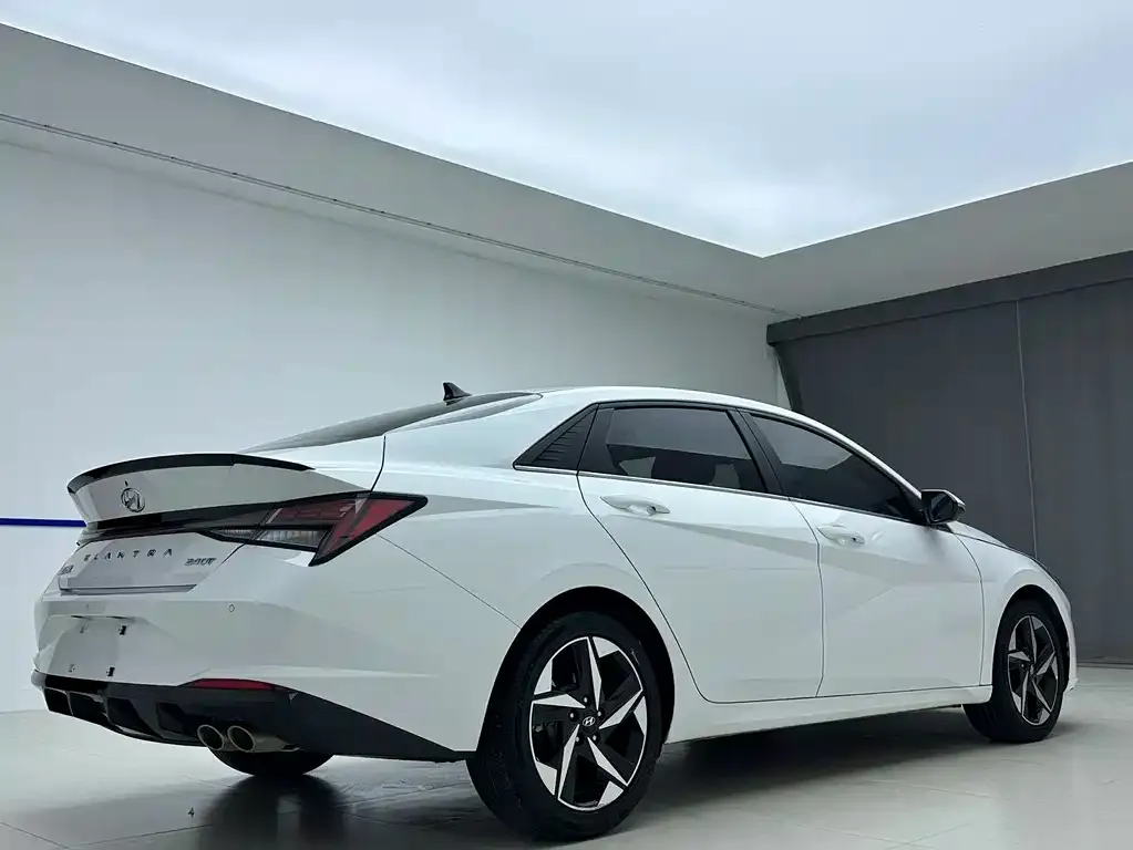 Hyundai Elantra — фото 3