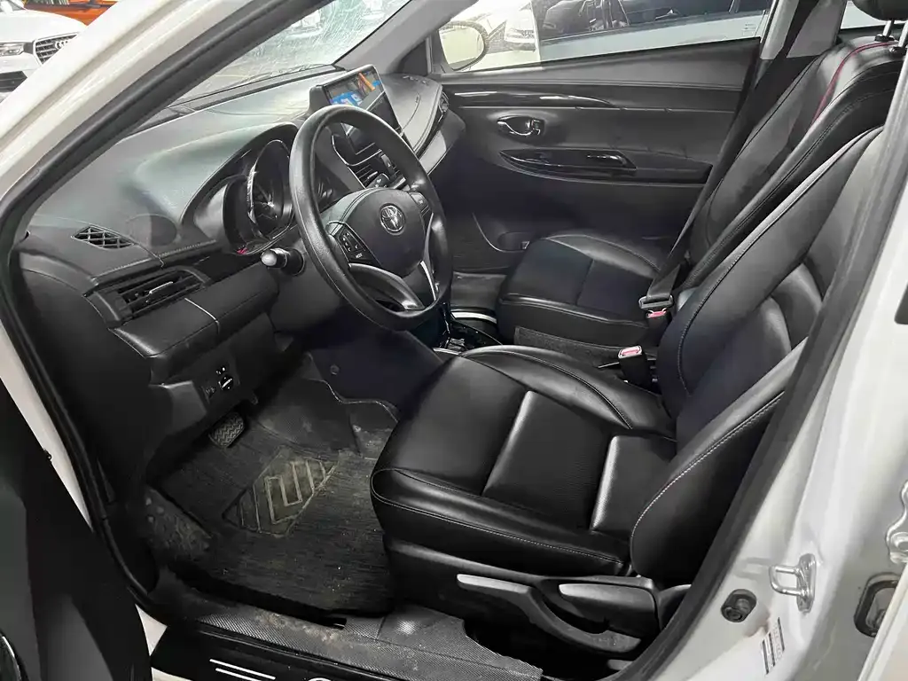 Toyota Yaris L — фото 5
