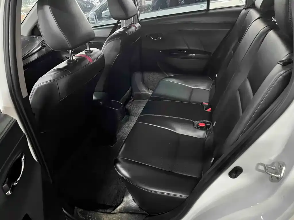 Toyota Yaris L — фото 3