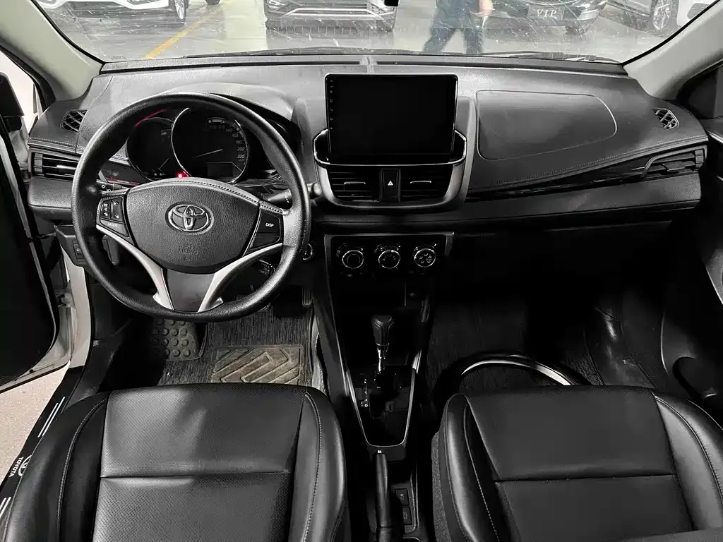 Toyota Yaris L — фото 2