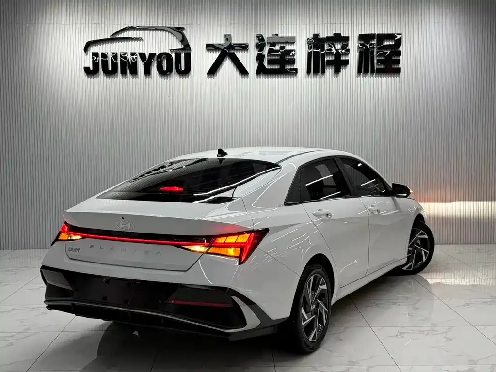 Hyundai Elantra — фото 10