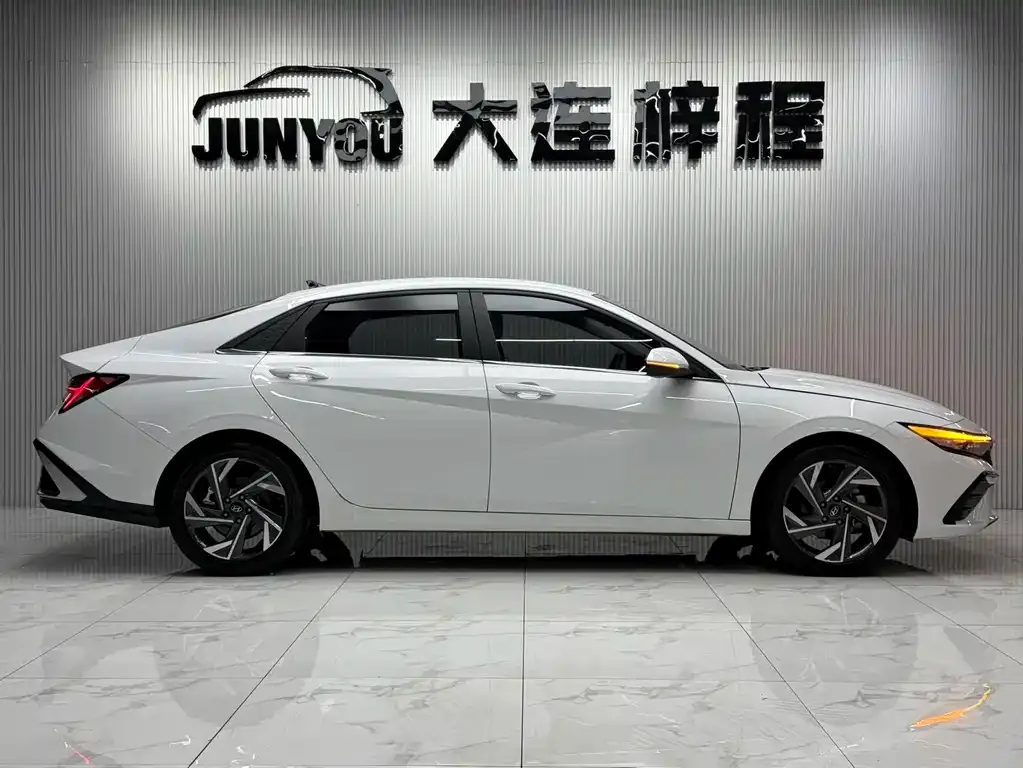 Hyundai Elantra — фото 8