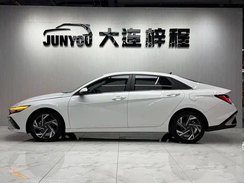 Hyundai Elantra — фото 7