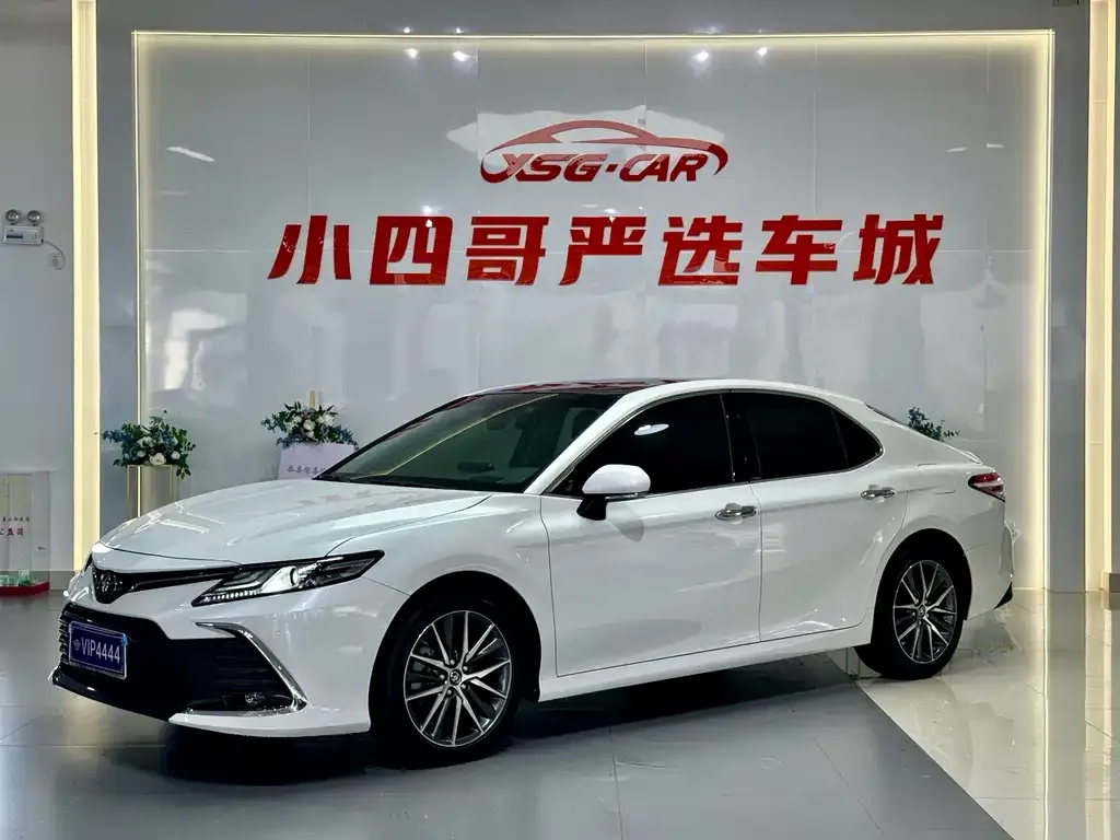 Toyota Camry — фото 1