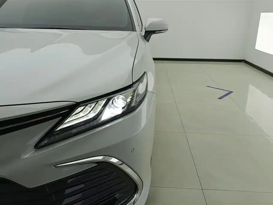 Toyota Camry — фото 5