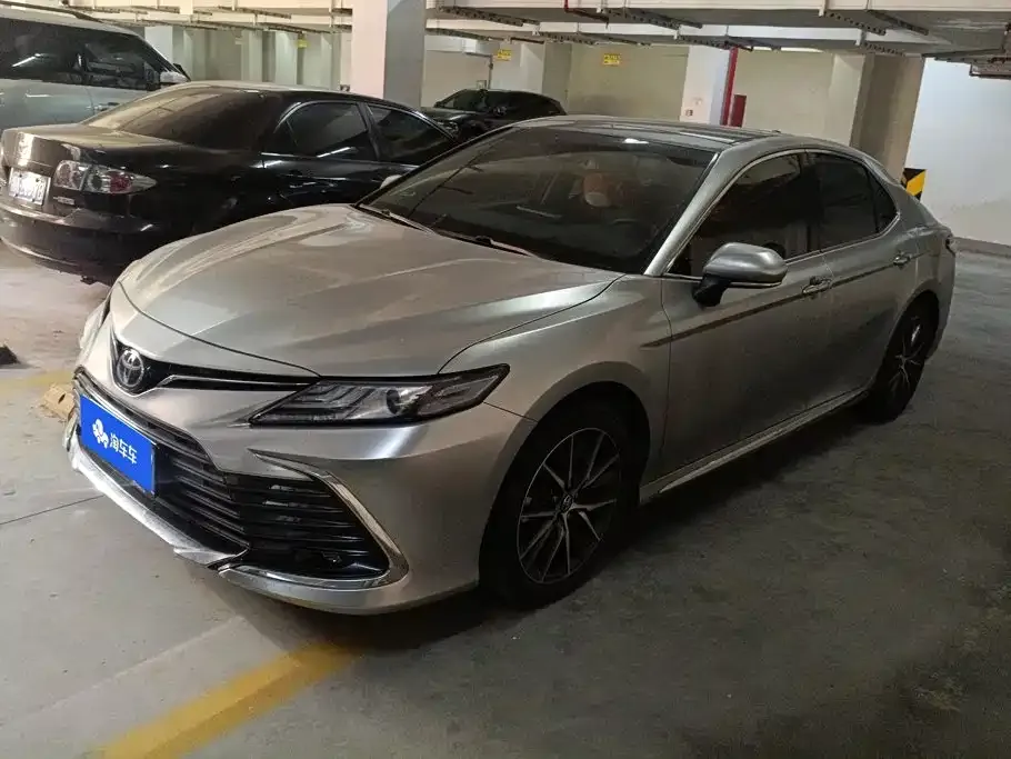Toyota Camry — фото 1