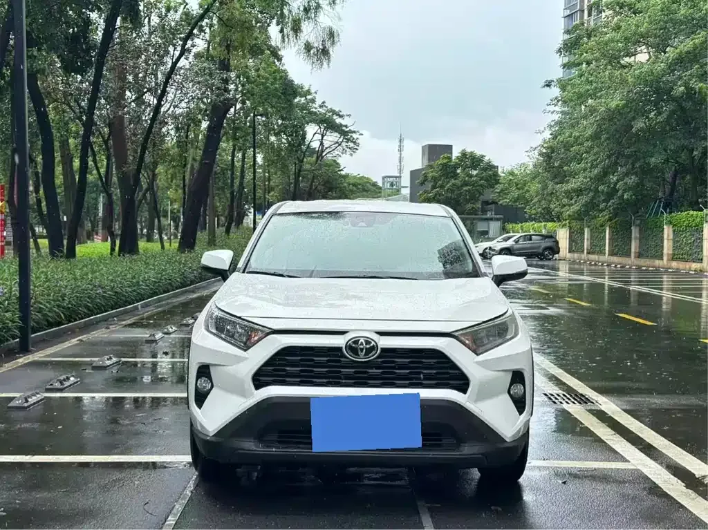 Toyota RAV4 — фото 1