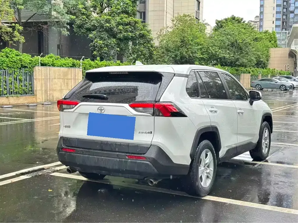 Toyota RAV4 — фото 4