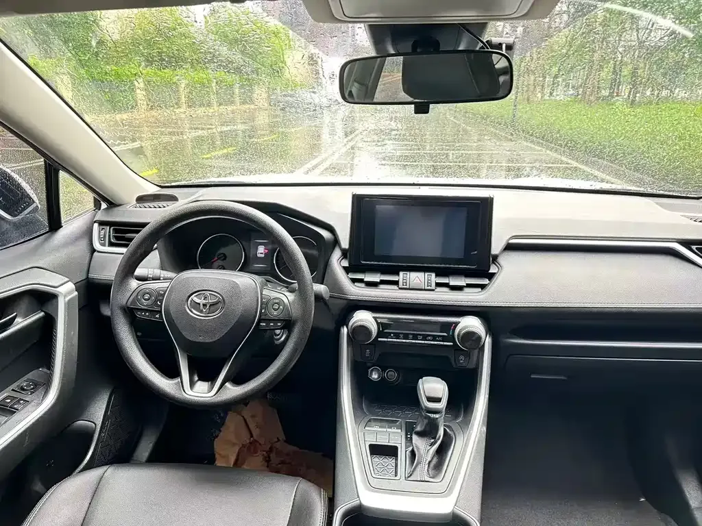 Toyota RAV4 — фото 7
