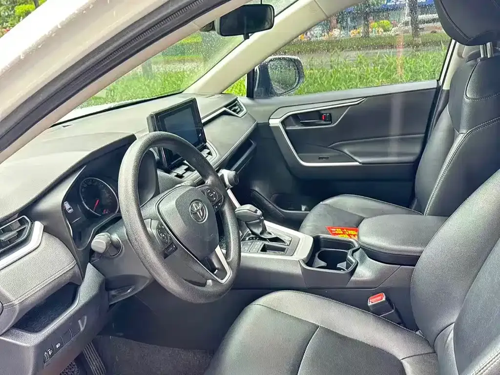 Toyota RAV4 — фото 5