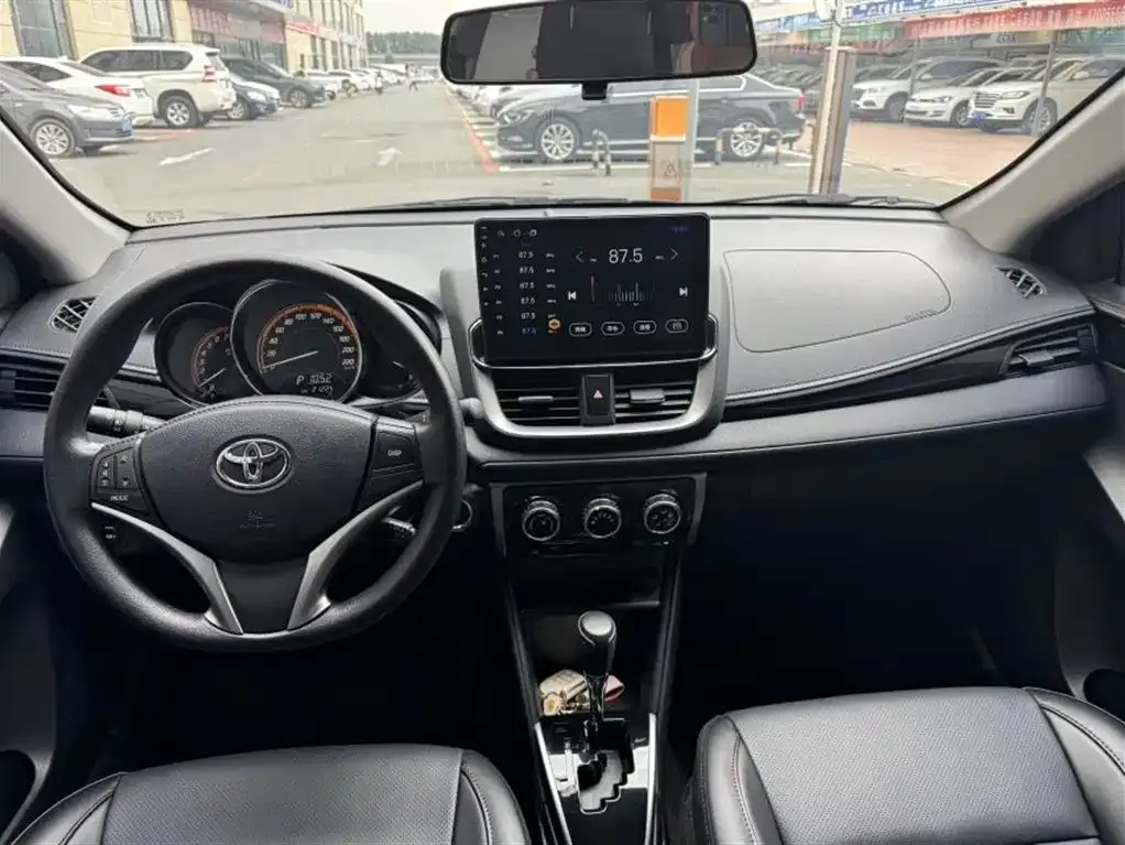 Toyota Yaris L — фото 2