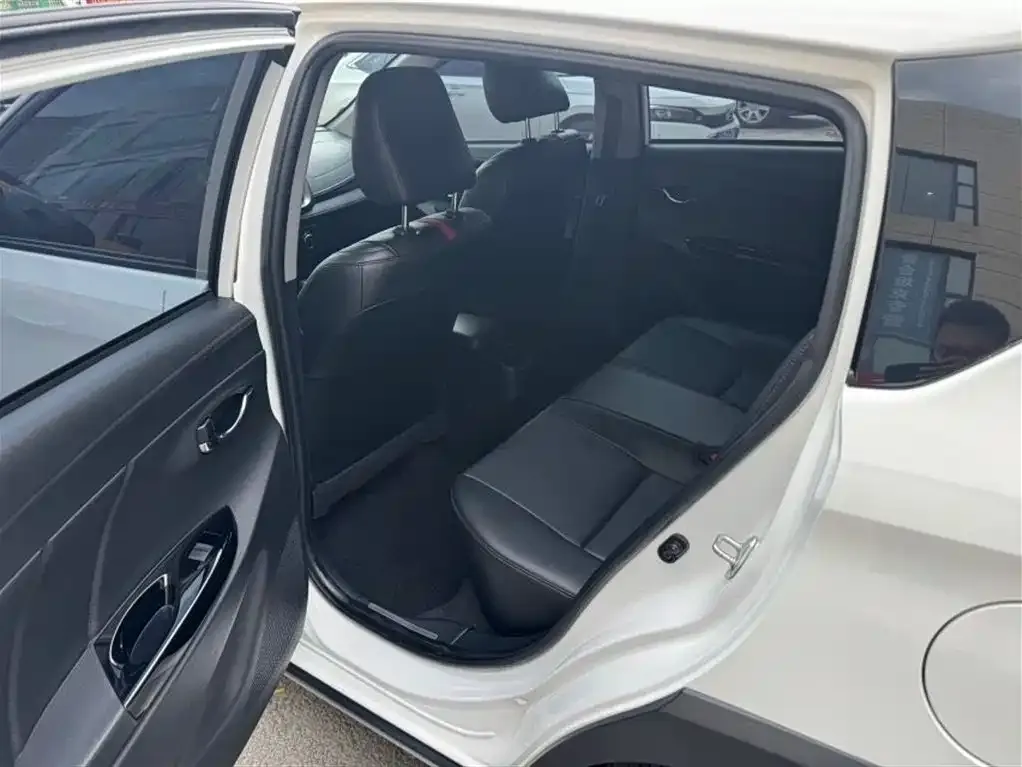Toyota Yaris L — фото 5