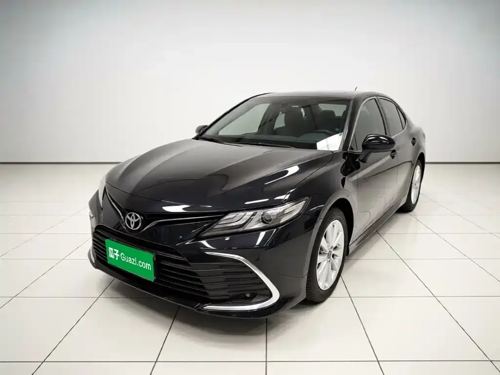 Toyota Camry — фото 1