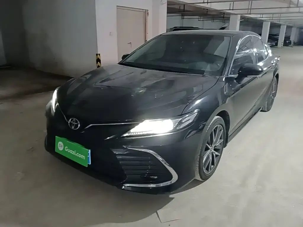 Toyota Camry — фото 1