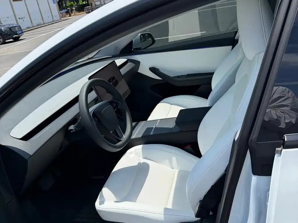 Tesla Model 3 — фото 8