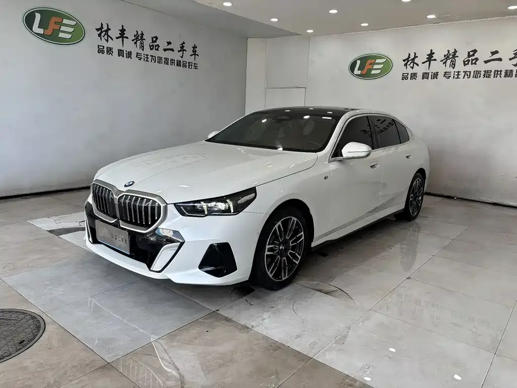 BMW 5 Series — фото 1