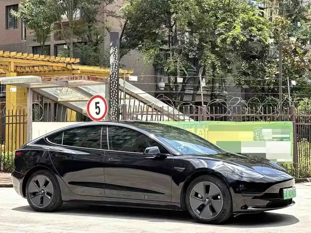 Tesla Model 3 — фото 1