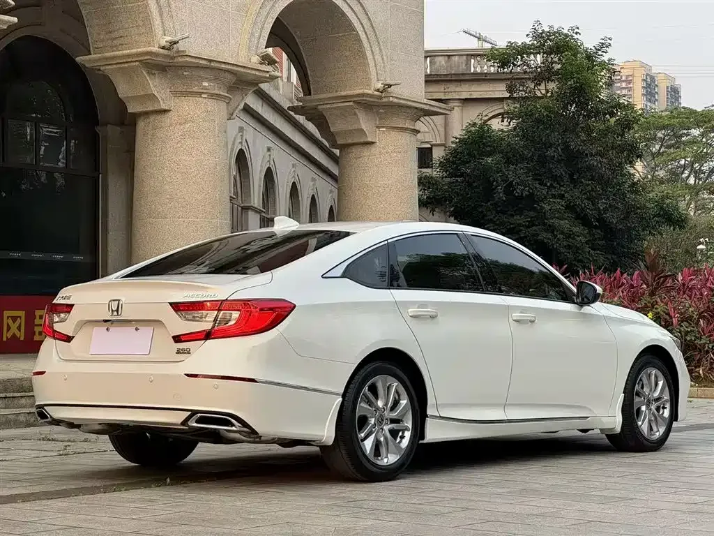 Honda Accord — фото 8
