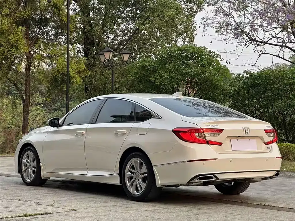 Honda Accord — фото 10