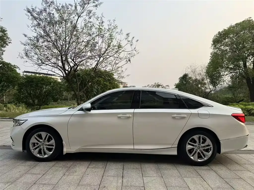 Honda Accord — фото 9