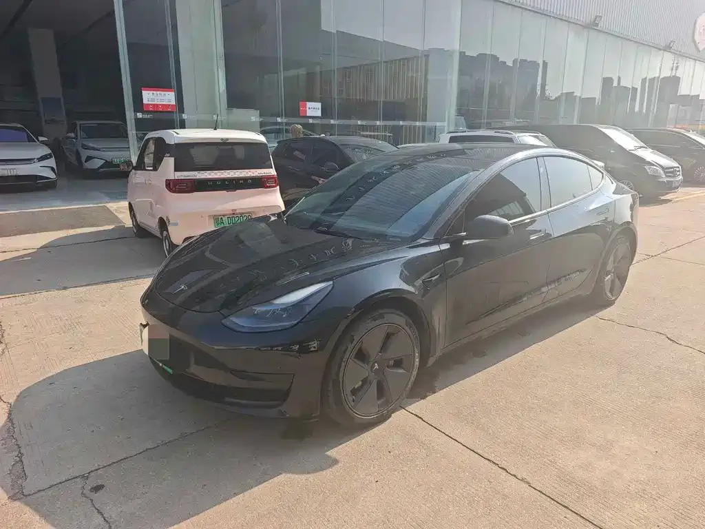 Tesla Model 3 — фото 1