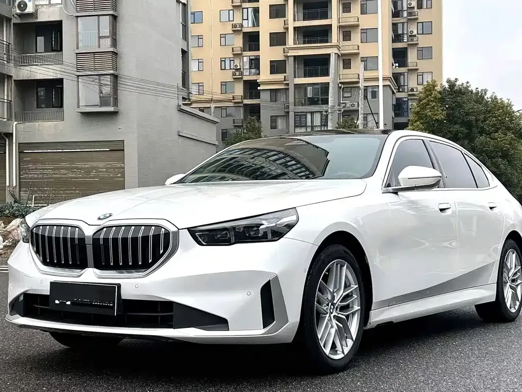 BMW 5 Series — фото 1