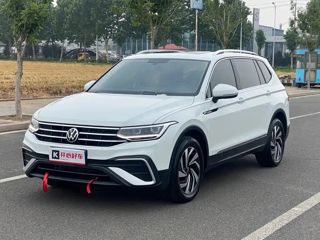 Volkswagen Tiguan L — фото 1