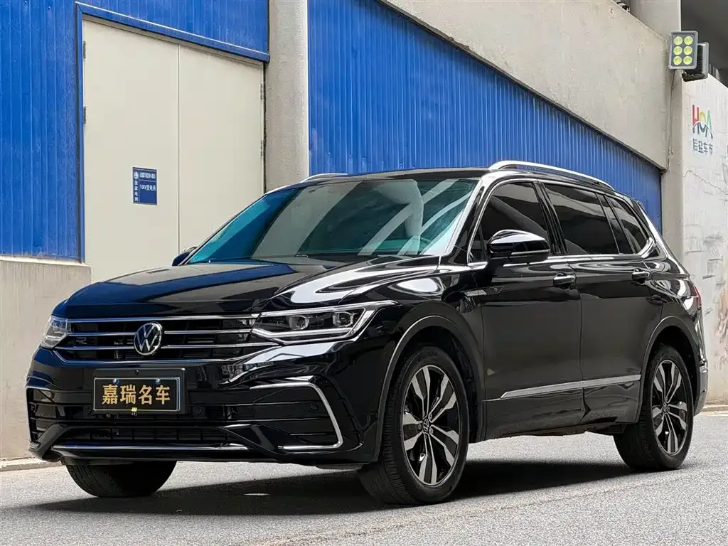 Volkswagen Tiguan L — фото 1