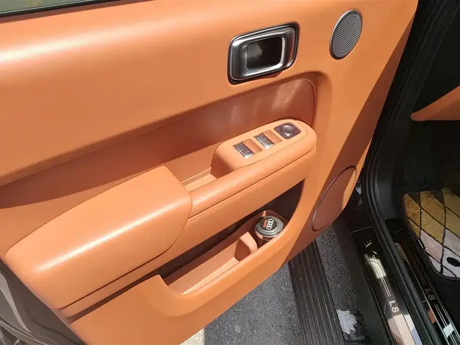 Li Auto L8 — фото 2