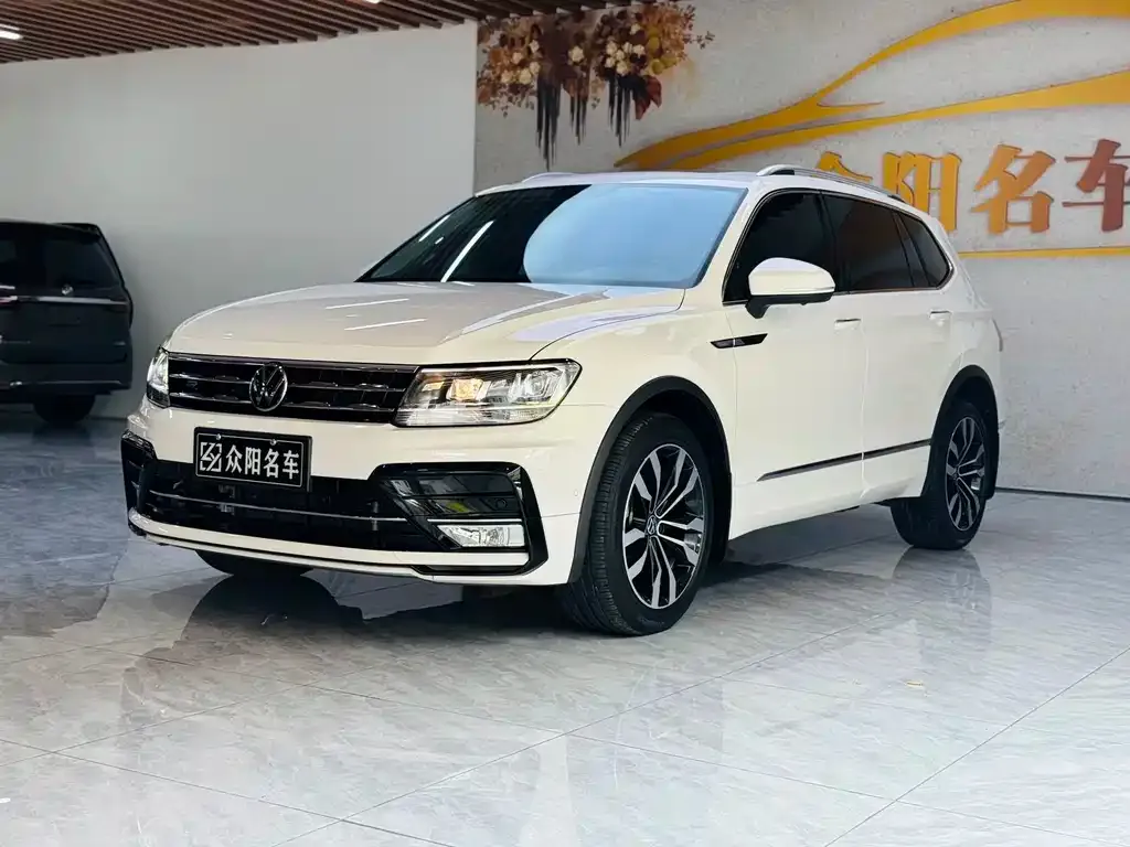 Volkswagen Tiguan L — фото 1