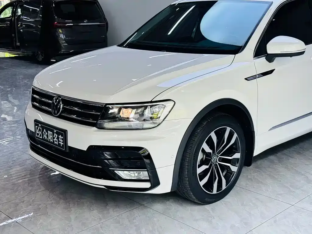 Volkswagen Tiguan L — фото 7