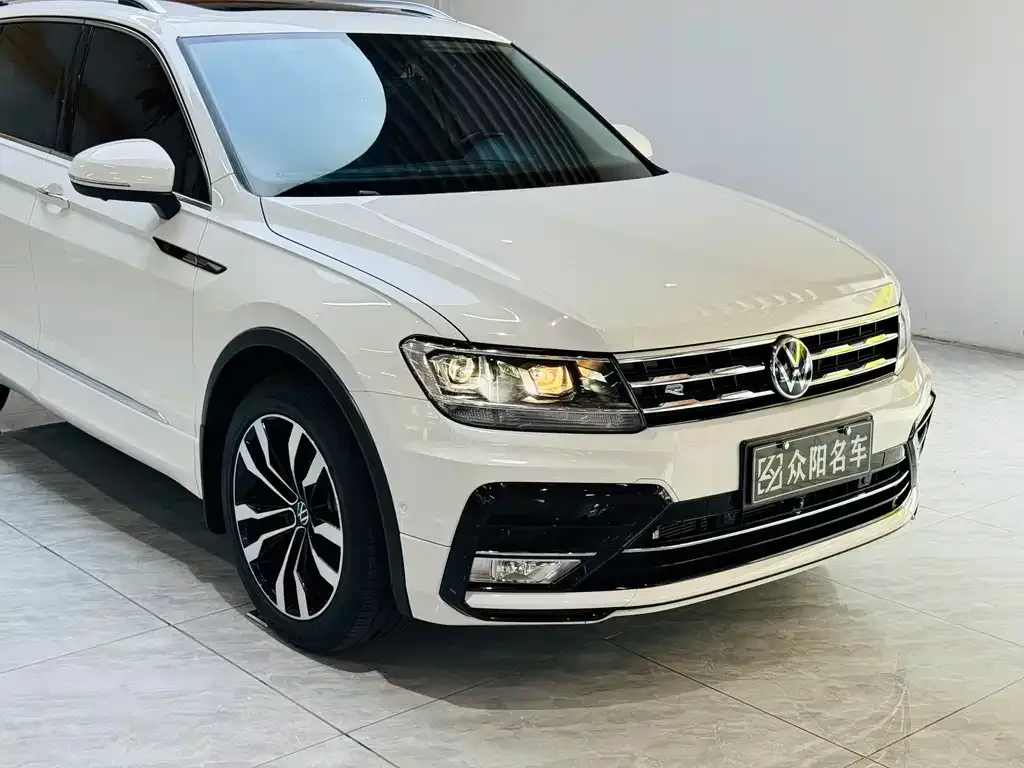 Volkswagen Tiguan L — фото 10