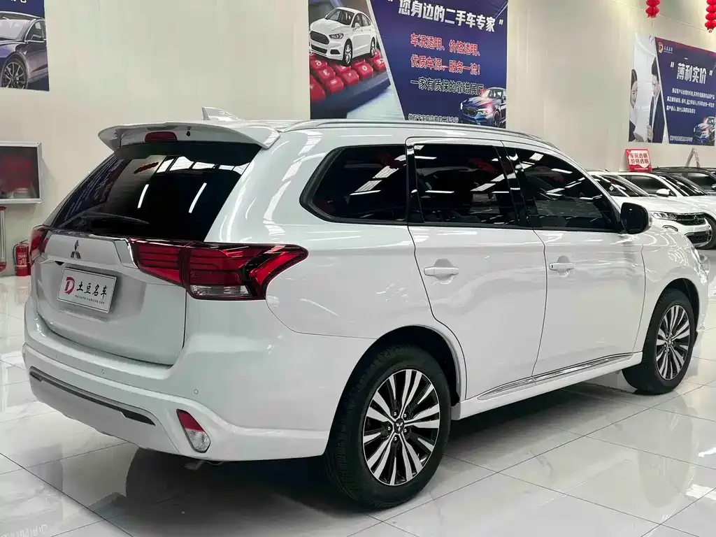 Mitsubishi Outlander — фото 6