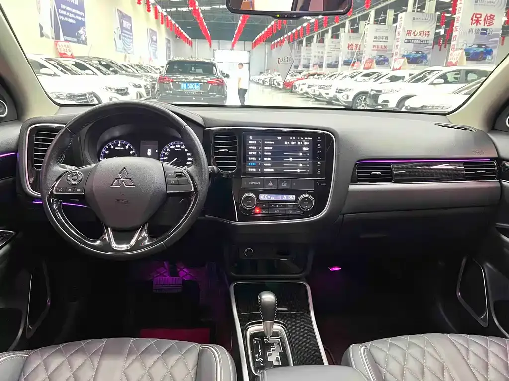Mitsubishi Outlander — фото 10
