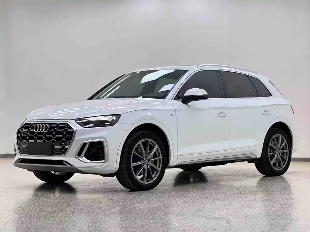 Audi Q5L — фото 1
