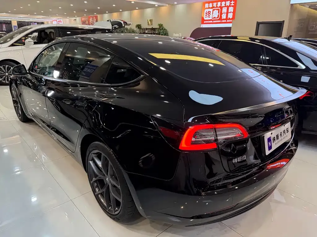 Tesla Model 3 — фото 10