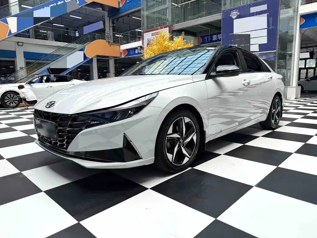 Hyundai Elantra — фото 1