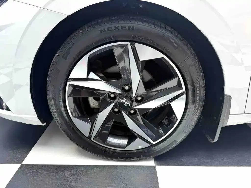 Hyundai Elantra — фото 3