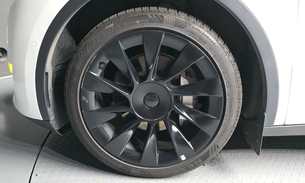 Tesla Model Y — фото 10
